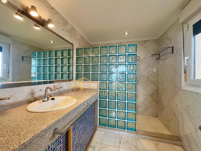 Image No.26-5 Bed Property for sale