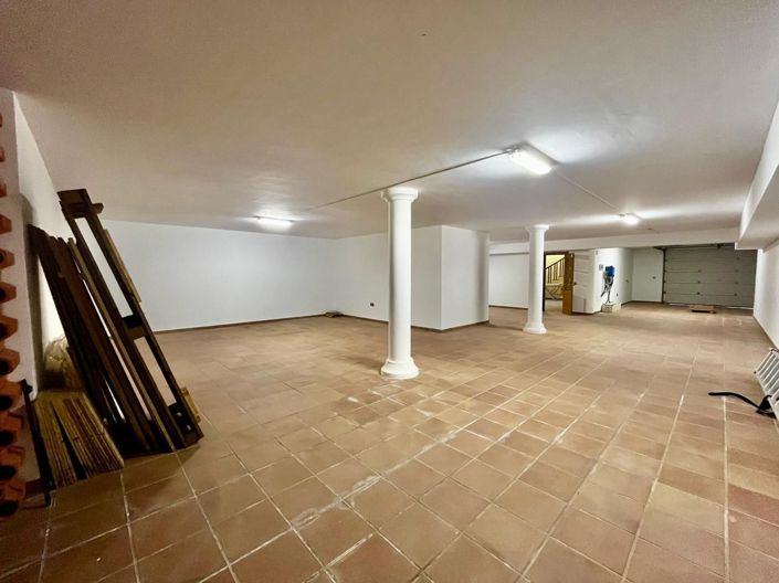 Image No.30-5 Bed Property for sale