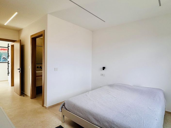 Image No.15-3 Bed Property for sale