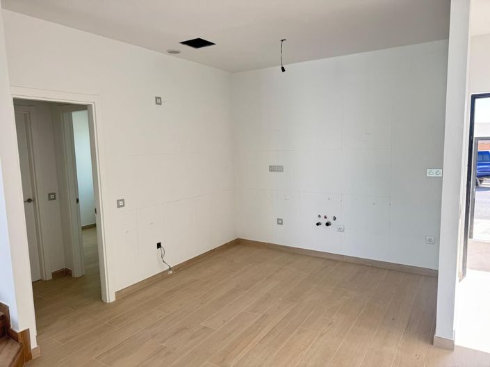 Image No.28-3 Bed Property for sale