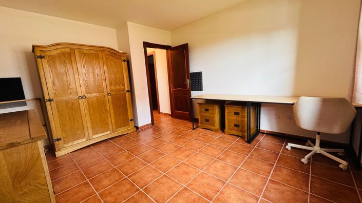 Image No.30-3 Bed Property for sale