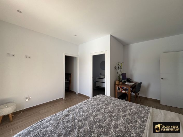 Image No.14-3 Bed Property for sale