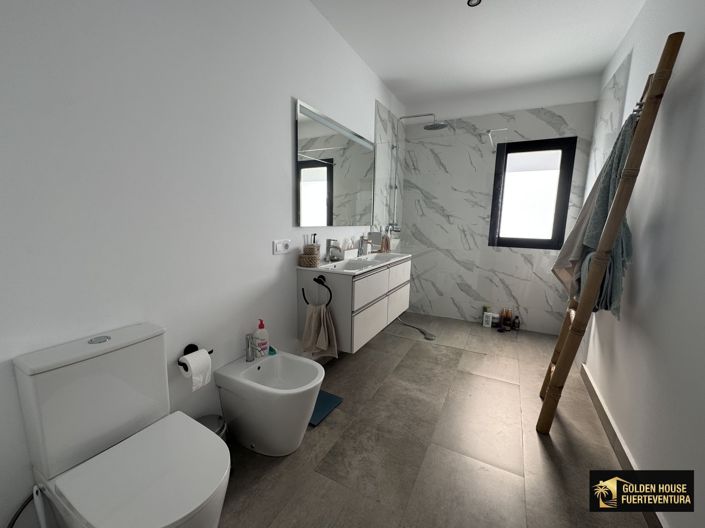 Image No.16-3 Bed Property for sale