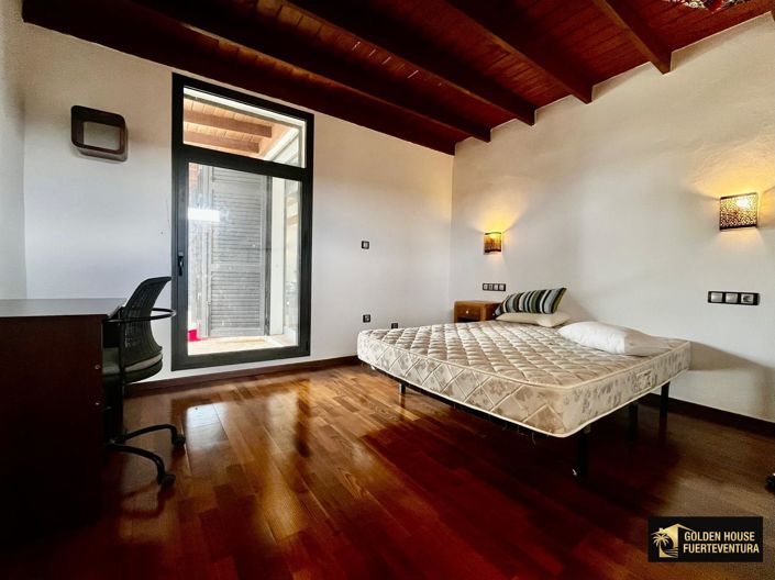 Image No.12-6 Bed Property for sale