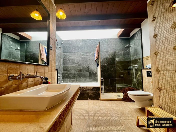 Image No.14-6 Bed Property for sale