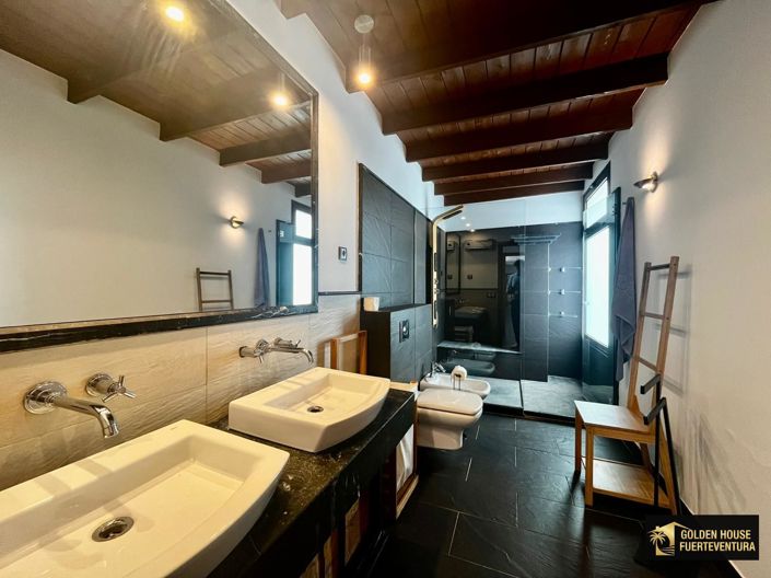 Image No.15-6 Bed Property for sale