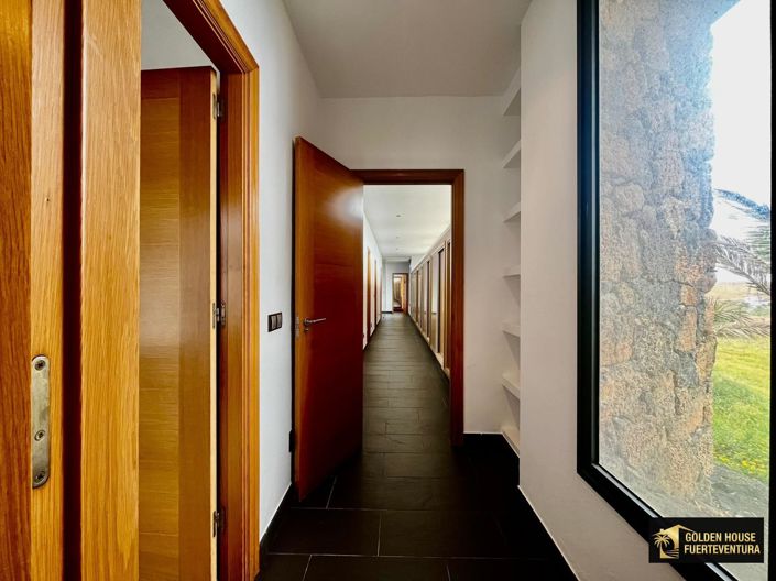 Image No.18-6 Bed Property for sale