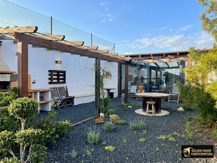 Image No.20-6 Bed Property for sale