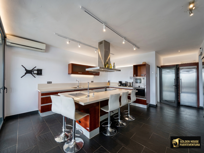 Image No.4-6 Bed Property for sale