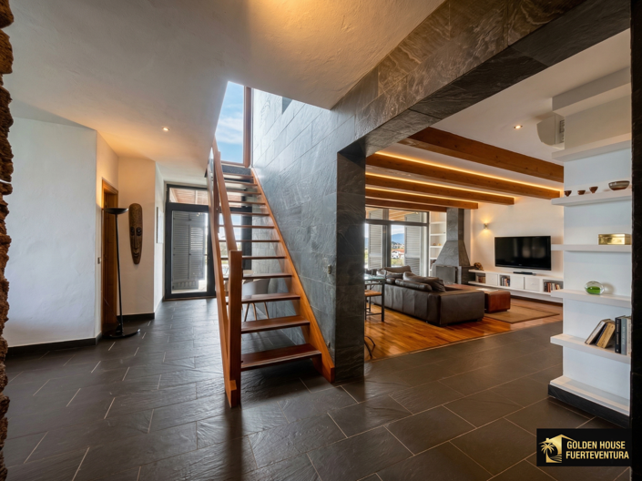 Image No.5-6 Bed Property for sale