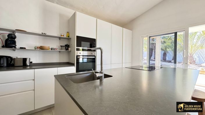Image No.11-3 Bed Property for sale