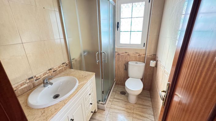 Image No.21-3 Bed Property for sale