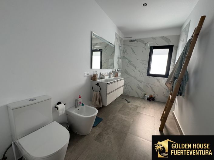 Image No.19-3 Bed Property for sale