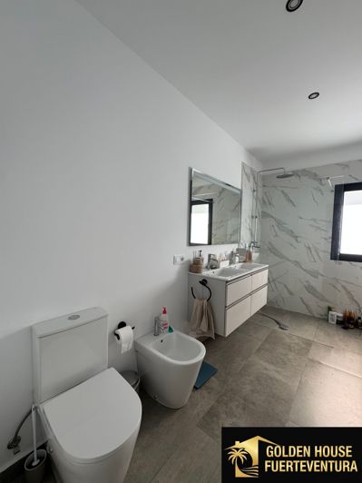 Image No.21-3 Bed Property for sale