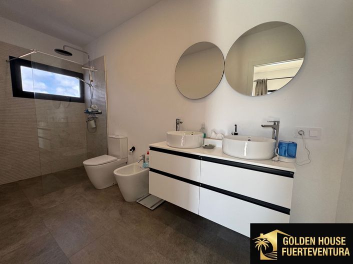 Image No.28-3 Bed Property for sale
