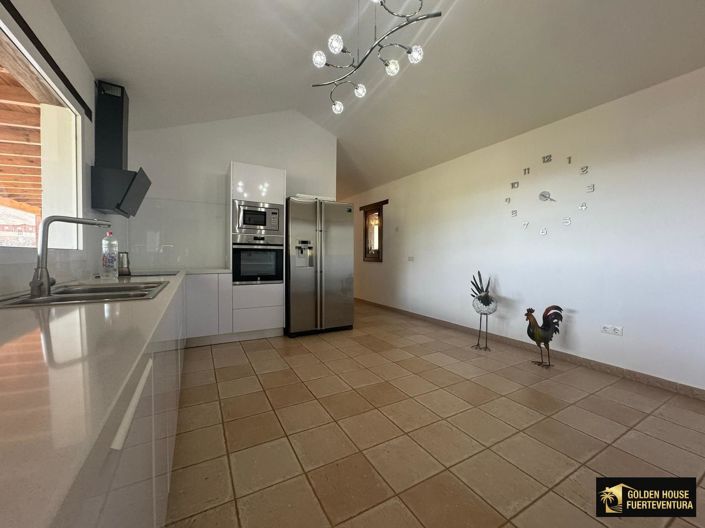 Image No.19-3 Bed Property for sale
