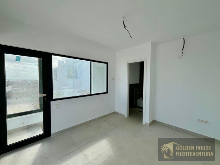 Image No.24-3 Bed Property for sale