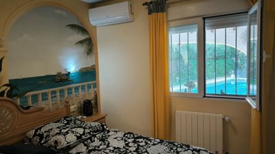 bedroom-featuring-a-coastal-beach-mural-black