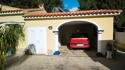 arched-carport-with-white-and-blue-pillars-fe