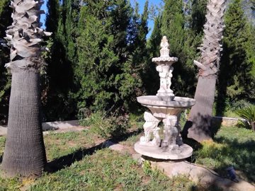 garden-area-with-beautiful-statue2