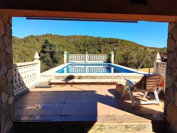 view-from-the-terrace-to-the-poolarea-and-vie