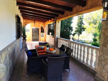 beautiful-covered-terrace-in-mediterranean-st