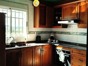 completely-integrated-kitchen-wit-all-applian