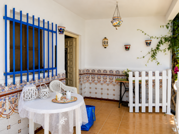 a-cosy-covered-terrace-with-seatingt