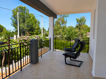 covered-terrace-balcony-outdoor-seating-garde