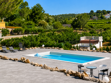 luxury-outdoor-swimming-pool-with-mountain-vi