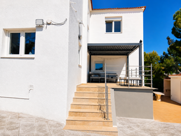 modern-white-villa-exterior-with-terrace-stai