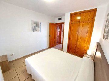 modern-doble-bedroom-in-bungalow-with-seven-p