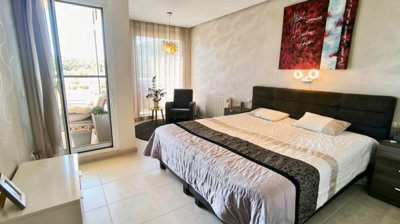 modern-masterbedroom-with-corner-sitting-area