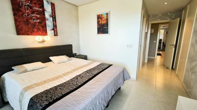 master-bedroom-with-build-in-wardrobes-and-en