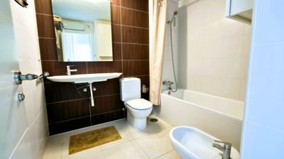 good-sized-6-m2-ensuite-bathroom-with-bath-co