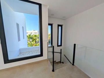 siracase-with-big-windows-and-a-lot-of-light