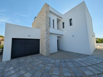 entrance-of-modern-new-build-villa