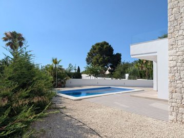 view-to-the-poolare-and-terrace-leveled-with-