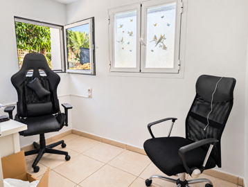 helles-minimalistisches-homeoffice-mit-zwei-b