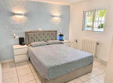 modern-bedroom-with-a-blue-feature-wall