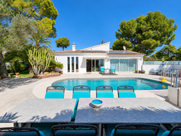 mediterranean-villa-with-private-pool-and-sun