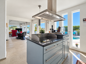 modern-open-plan-kitchen-with-pool-views--ben