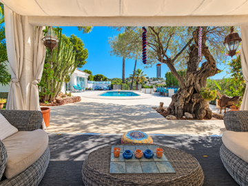 spacious-pool-terrace-with-mediterranean-gard
