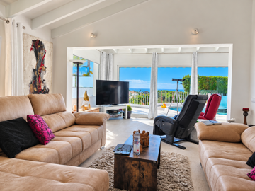 bright-living-room-with-pool-and-sea-views--b