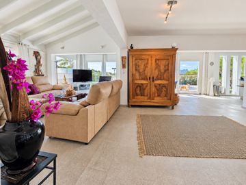 open-plan-living-room-with-large-windows--vil