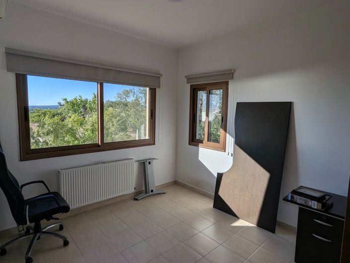 Image No.13-3 Bed Property for sale