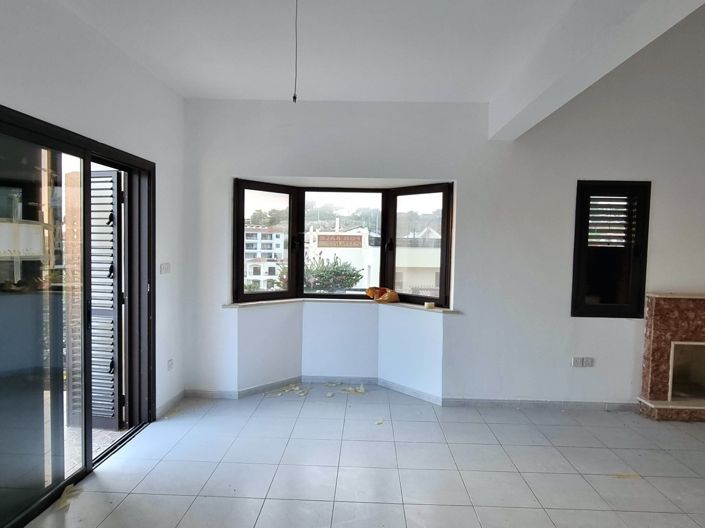 Image No.20-4 Bed Property for sale