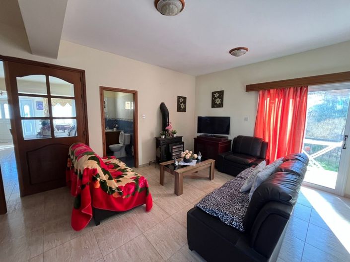 Image No.2-8 Bed Property for sale