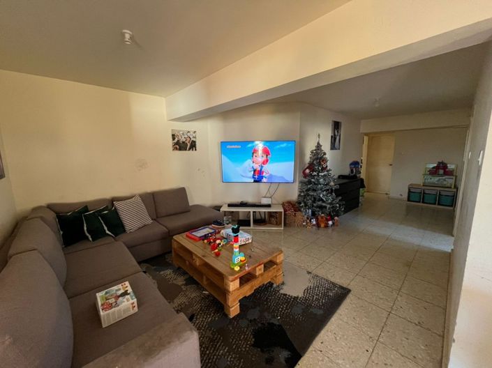 Image No.23-8 Bed Property for sale