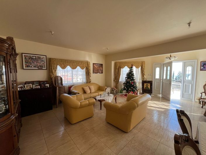 Image No.4-8 Bed Property for sale